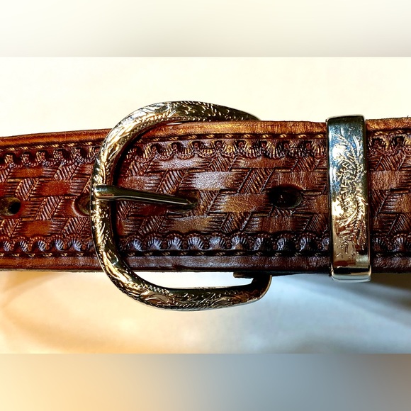 Mens Belt Brown Embossed Leather 31.5”- 37” Holes Silvertone Buckle Unbranded - Picture 5 of 7